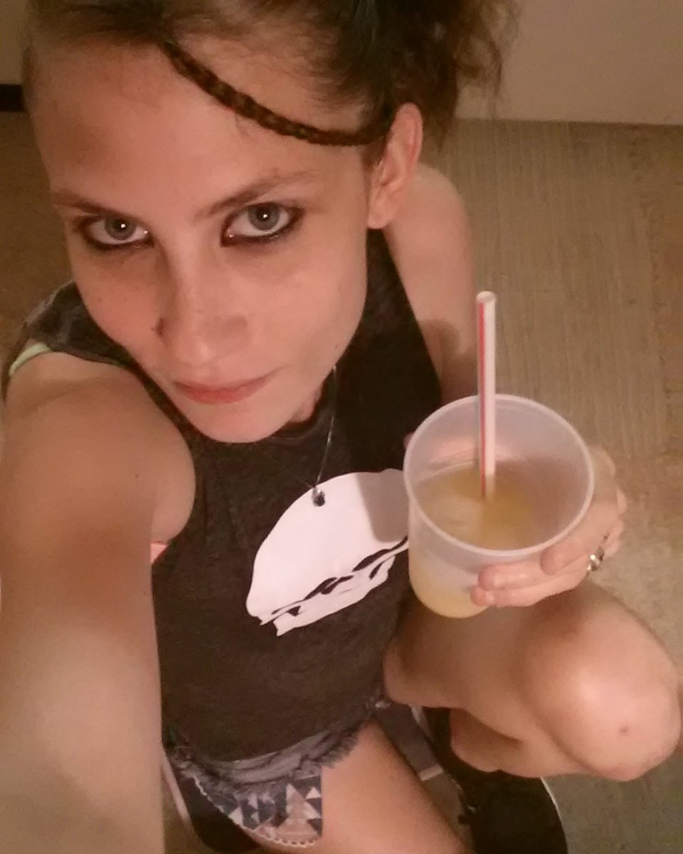 tinabebe33's tweet photo. Drink in hand and chilling! 😍😘💖☺😊👌 https://t.co/qHSVyryg2P