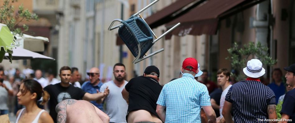 サッカーは野蛮 Euro暴動に落胆の声 Twitter サッカーは野蛮 Euro暴動に落胆の声 Twitter