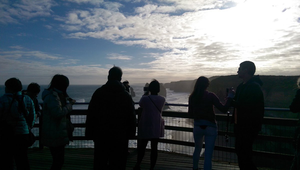 If you go to the 12 apostles you better like taking photos of people, tourists dream destination in #aus #12apostles