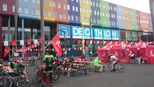CycleTourAdam's tweet photo. De eerste vroege vogels zijn er al klaar voor. #lechampion ook! Tot straks bij de #decathlon ArenA? https://t.co/hOVcFozIAi