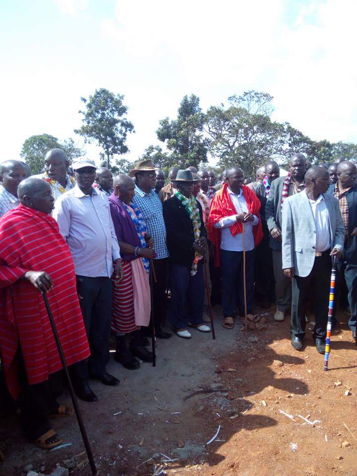 Kilgoris_CDF's tweet photo. Hon G Konchelah,MCA's Ole yiamboi and Kijabe join other leaders during the hse warming @poul yampoi in mapashi area https://t.co/CJLCbejMvR
