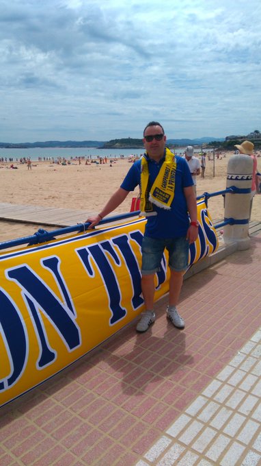 Un burgal&eacute;s en Santander con el C&aacute;diz club de f&uacute;tbol, ese cad&iacute; oe!!!! https://t.co/qlWBtFJ4JE