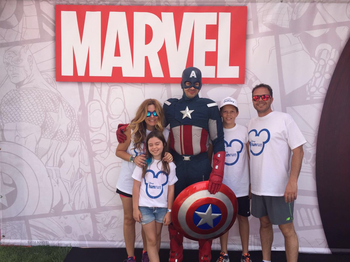 cristhinacomino's tweet photo. Menudo día en familia #DisneyFunRun https://t.co/yyqpwHTI5I