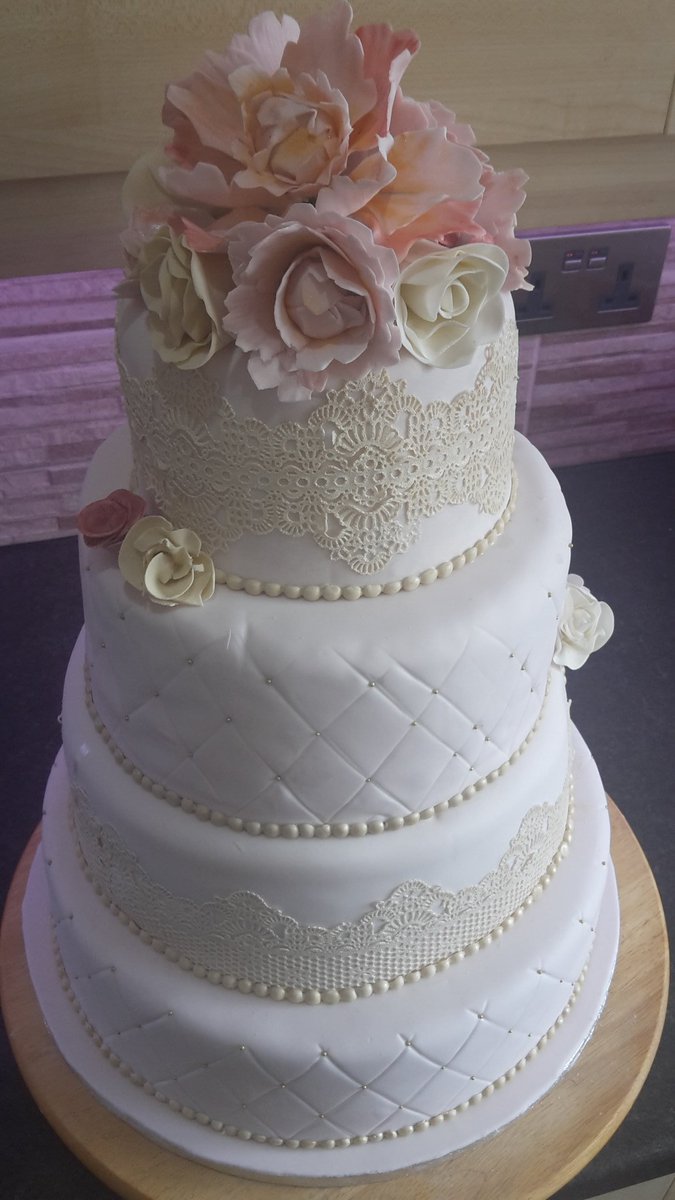 Iced__gems's tweet photo. #vintage rose wedding cake. https://t.co/345pJdoAvq