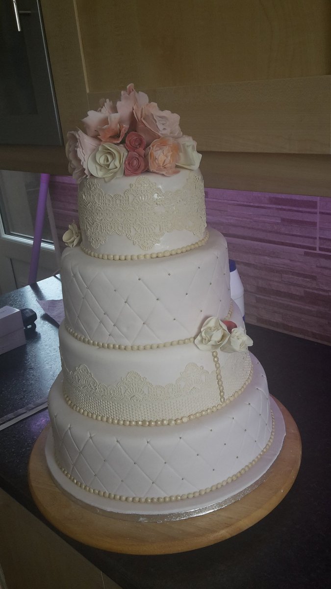 Iced__gems's tweet photo. More of the #vintage rose wedding cake https://t.co/sbkNAslCI1