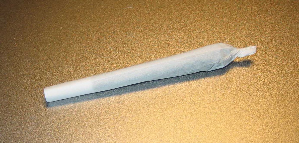 420oclock420's tweet photo. It's 4:20 and you didn't roll a joint? No worries, here's one for you :) https://t.co/d1jobsfpn4