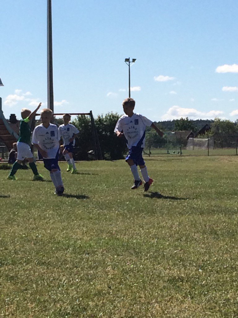 JMokander's tweet image. 7-8-åringar leker att de lirar EM - charmigt. Föräldrarna tror att 7-8-åringar litat EM - tragiskt. #poolspel