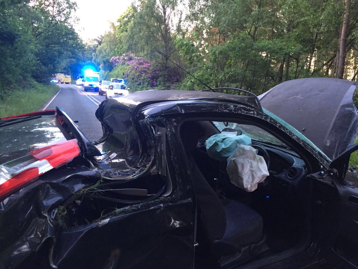 HartleyWintney8's tweet image. #Update Incredibly the driver walked away from this mornings incident with minor injuries! #ClunkClick @Yateley14