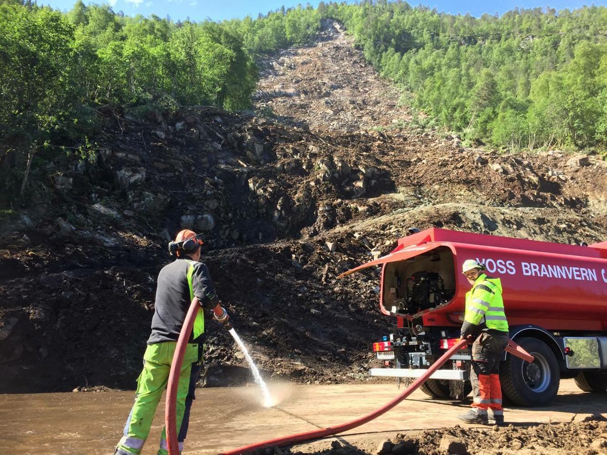 VegvesenVest's tweet photo. Siste finpuss av ryddearbeidet før #E16 mellom Voss og Bergen opnar klokka 14 sundag. https://t.co/1K1QWaRi40