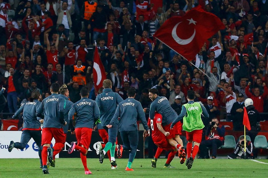 Besiktasliyiiz's tweet photo. Gün birlik ve beraberlik günü! Haydi Türkiye göster gücünü...
 #OrangeSponsorsYou  #TUR  #BizBittiDemedenBitmez https://t.co/nTUSEurFrC