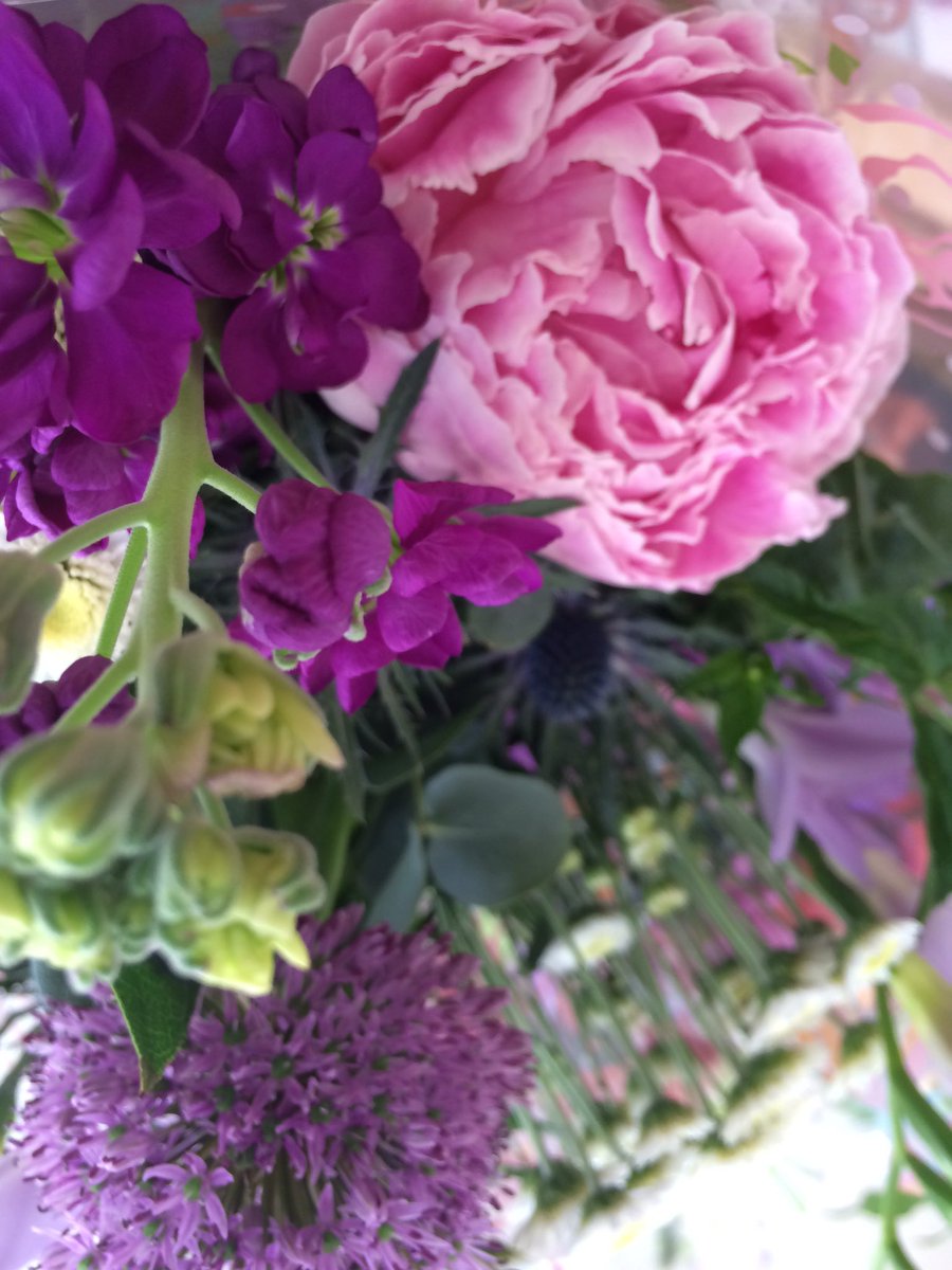 Stems_Flowers's tweet photo. What a way to celebrate the Queens 90th Birthday weekend than with summer blooms @Stems_Flowers #lizwouldlovethese https://t.co/sHy1pNbFsj