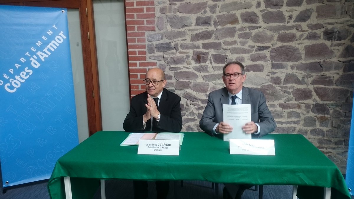 Transfert port du Légué à la <a href="/regionbretagne/">Région Bretagne</a>, étape majeure de la nouvelle carte portuaire. <a href="/JY_LeDrian/">Jean-Yves Le Drian</a> <a href="/AlainCadec/">Alain Cadec</a>