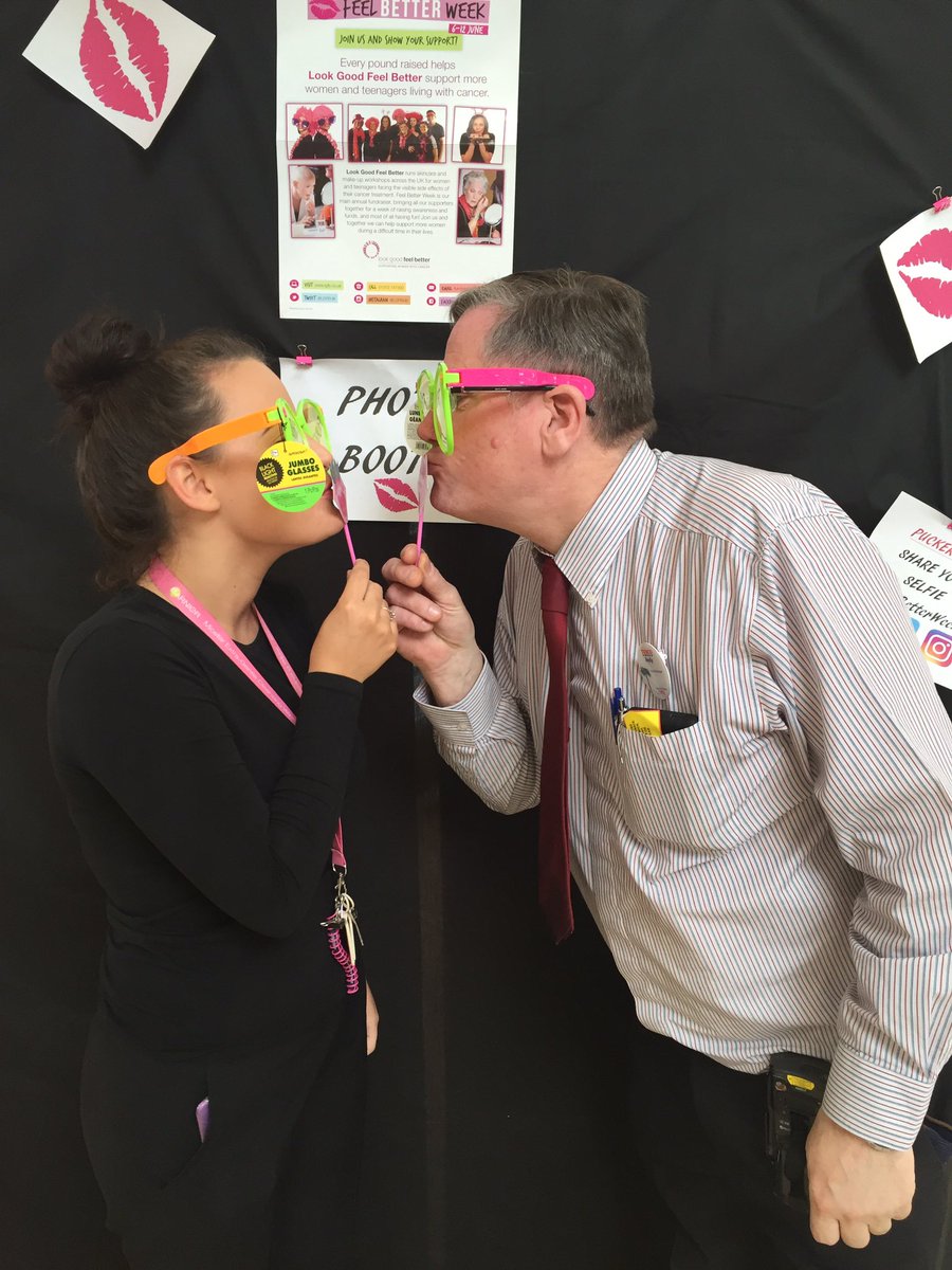 CharrCox's tweet photo. Puckering up for @lgfbuk  😘😘#feelbetterweek @CornsJacqui @lisarowe28 @BeautyWrldSkool https://t.co/y5wCKNRHEe