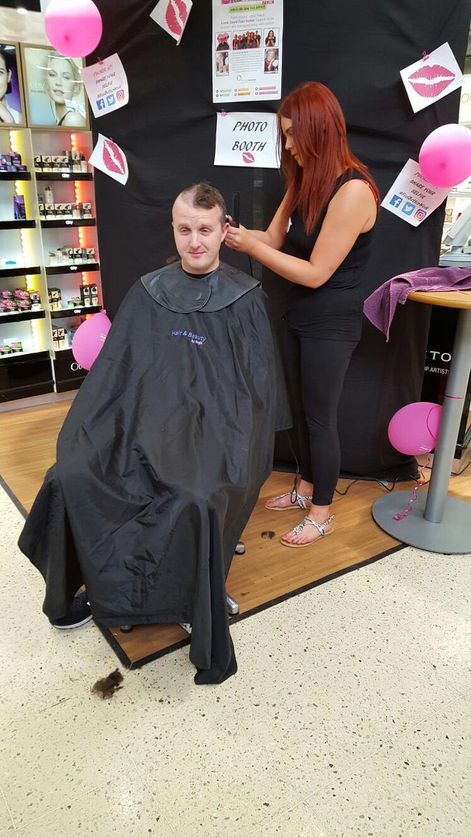 CharrCox's tweet photo. Big thank you to our store manager and Gm manager 👏🏻👏🏻  @lisarowe28 @CornsJacqui @lgfbuk #feelbetterweek https://t.co/ezVcqNM8An