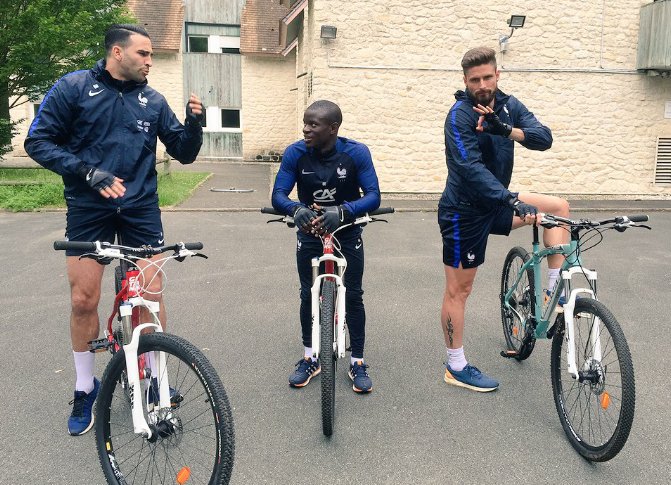 LeKouss's tweet image. Ngolo faut que tu mettes un short,tes pédalages seront plus fluid...Oh Olivier t'es so sexy-Cycliste là!Je hurle!