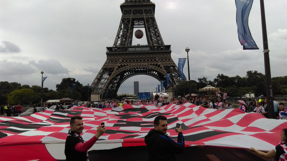 JosipAntolic's tweet photo. @anvuksanovic šalje djelić atmosfere iz #Pariza @UEFAEURO @HNS_CFF @Uvijekvjerni @vijestihr https://t.co/yp7dEmx2We