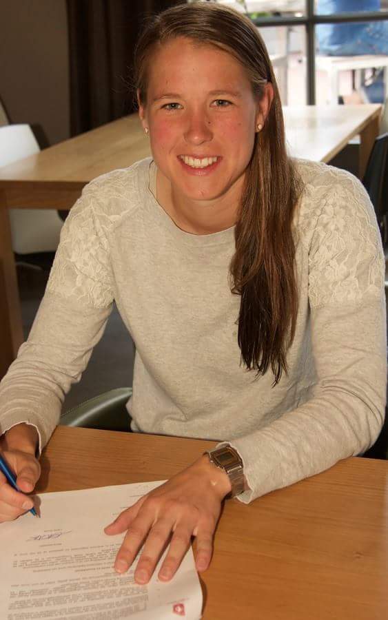 FCTwenteVrouwen's tweet photo. Ook Lenie Onzia langer bij FC Twente Vrouwen. Vrijdag tekende ze haar nieuwe contract. https://t.co/C4cDRdSnER