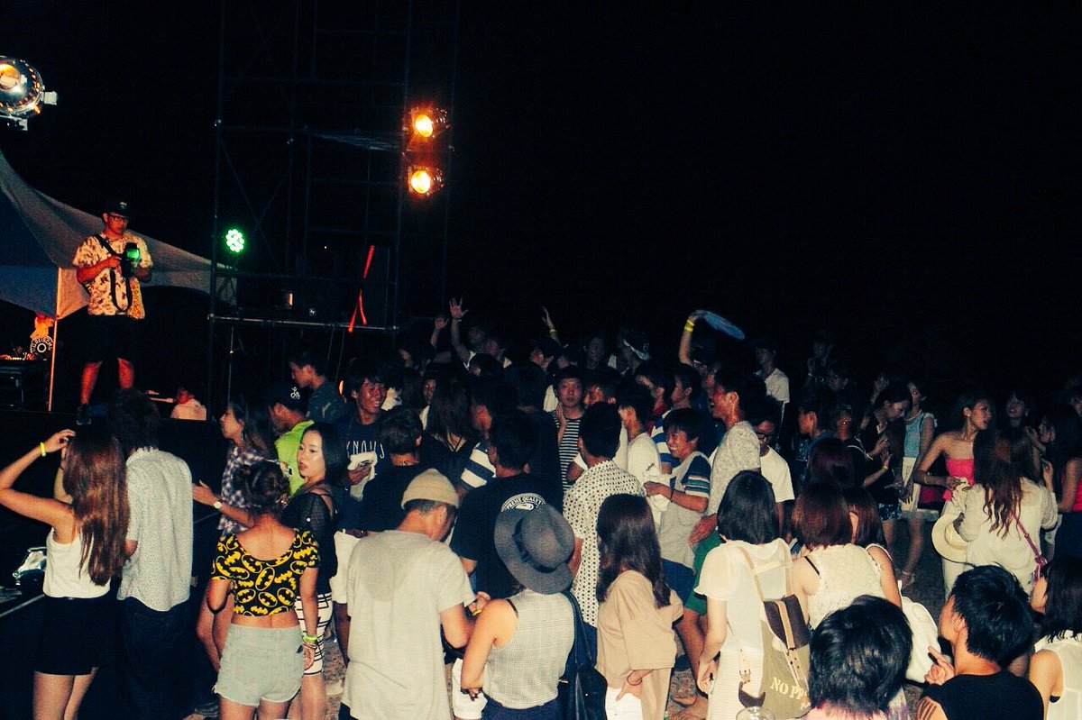 Andlevic 公式 夜は野外クラブハウスに変身 絶景の夕日を眺めた後は スポットライトがステージを照らし フロアを盛り上げるdj陣が登場 野外 大自然 の開放感の中で 盛り上がりは最高潮に