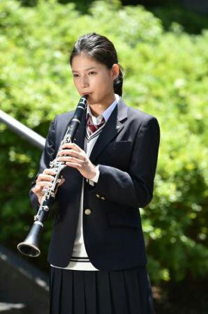 exnews24's tweet photo. 【E-girls】7月スタート日曜21時TBSドラマ「仰げば尊し」に石井杏奈が出演決定！

荒廃した高校の吹奏楽部を寺尾聰演じる教師が立て直す学園ドラマ。石井は部長の有馬渚役。担当楽器はクラリネットで4月下旬から練習に励んでいる。 https://t.co/8dZWXJ6HJw