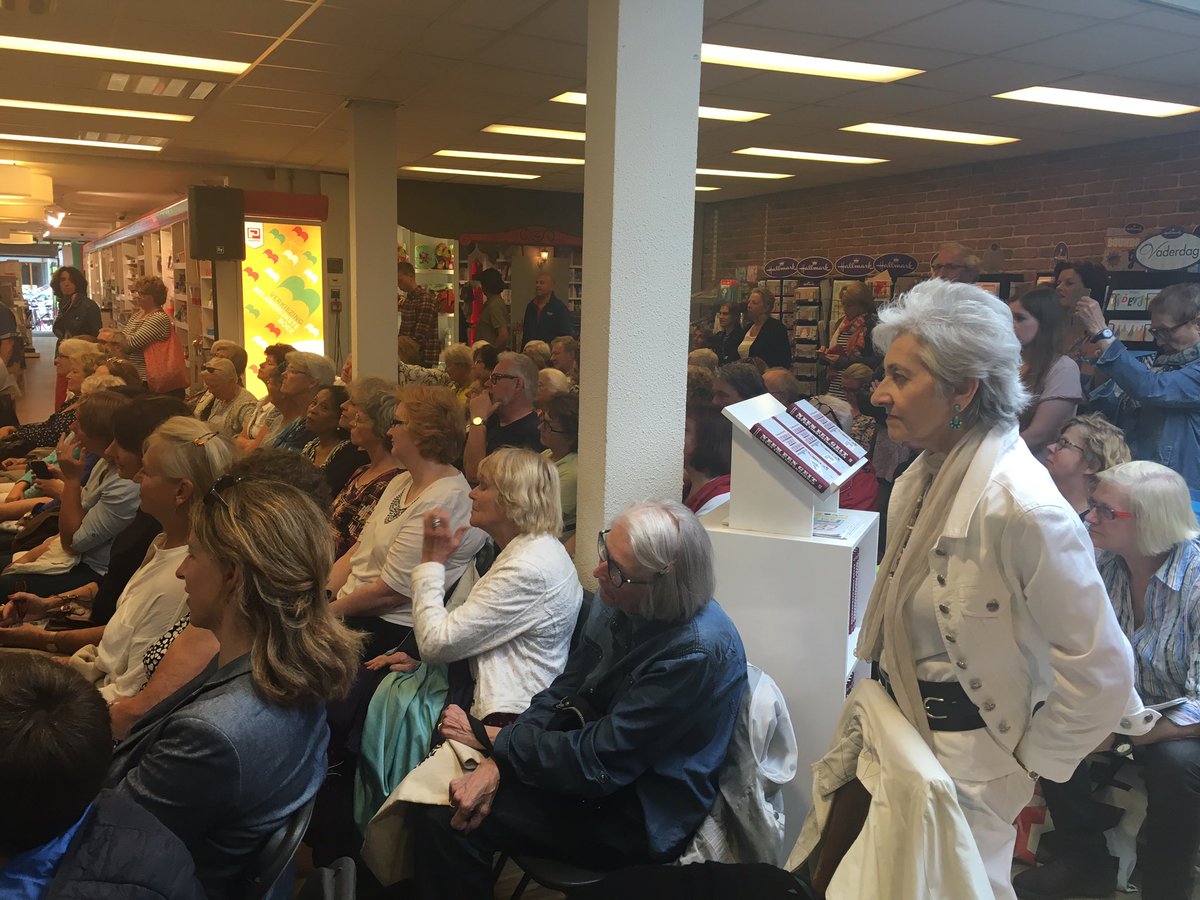 OscarvanG's tweet photo. Volle bak bij @paagman! @claudiadebreij wordt geรฏnterviewd door @jpgeelen. #neemeengeit #krijgnoutieten https://t.co/MU0YmyIyjQ