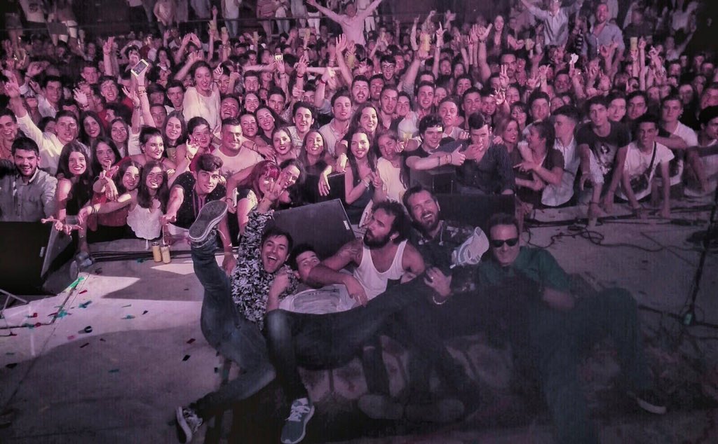 ElCanijodeJerez's tweet photo. Que emoción! Empezó la última Gira de Verano.
Muchas gracias a todos. Viva La Puebla de Cazalla.
La vida sigue 🔥 https://t.co/zMFFZ9u1Ia