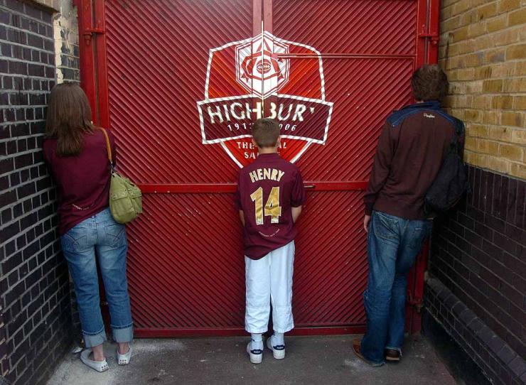 arsenalrewind's tweet photo. With the last ever game at Highbury sold out, three fans watch through cracks in an East Stand gate on 7 May 2006. https://t.co/fEjsBm6vck