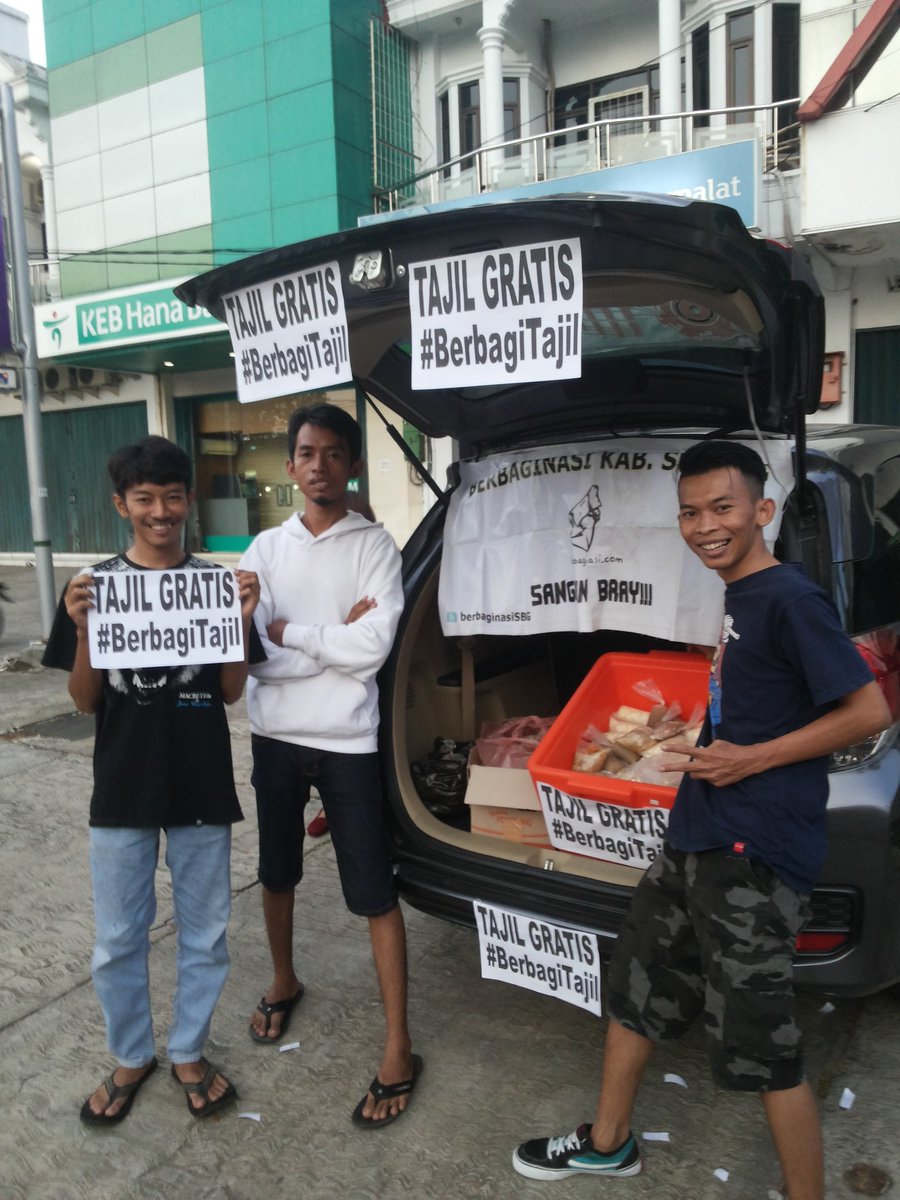 #berbagiTajil hari ini sekitar 130an tajil.. Skrg msh berjalan, karena tadi harus mengantarkan bapak2 yg kcelakaan..