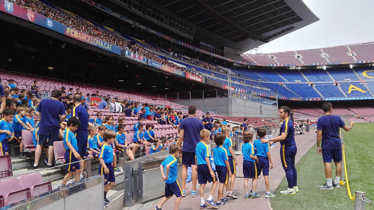 BarcaAcademy's tweet image. Parlaments i entrega de diplomes als més petits / Parlamentos y entrega de diplomas. #FCBEscolaBCN