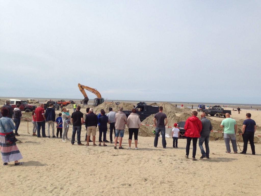 PeterVogelaar1's tweet photo. Terreinrijden op het strand in #Ouddorp #Jeebee https://t.co/EByyUWLklf