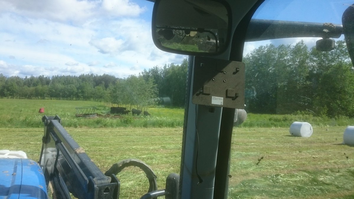 SimoRaty's tweet photo. Rehuntekoa ja @ylepuhe jalkapallokierros. Taustalla angus -karjaa #finnangus https://t.co/YgVZGTZUs9