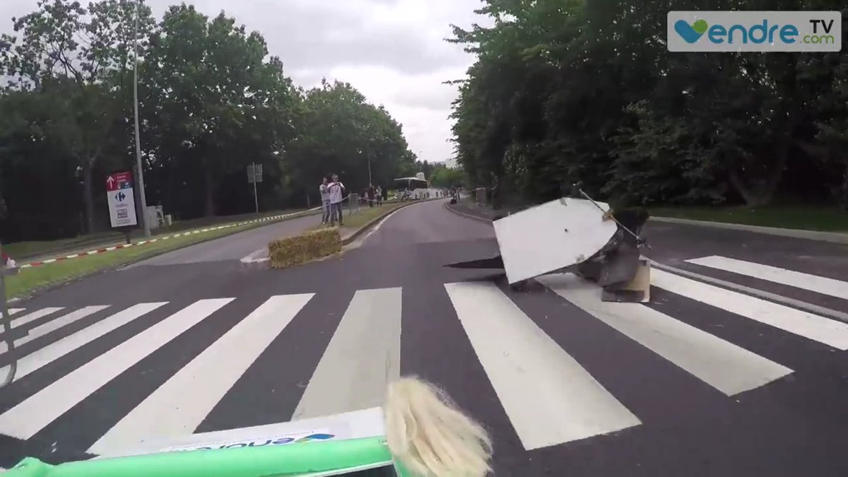 RecupTaCaisse's tweet photo. Le résumé vidéo de la course proposé par @vendrepointcom c'est ici >> https://t.co/x4uyi2ff2M  #Rennes #chute https://t.co/cu8yDbCzUT