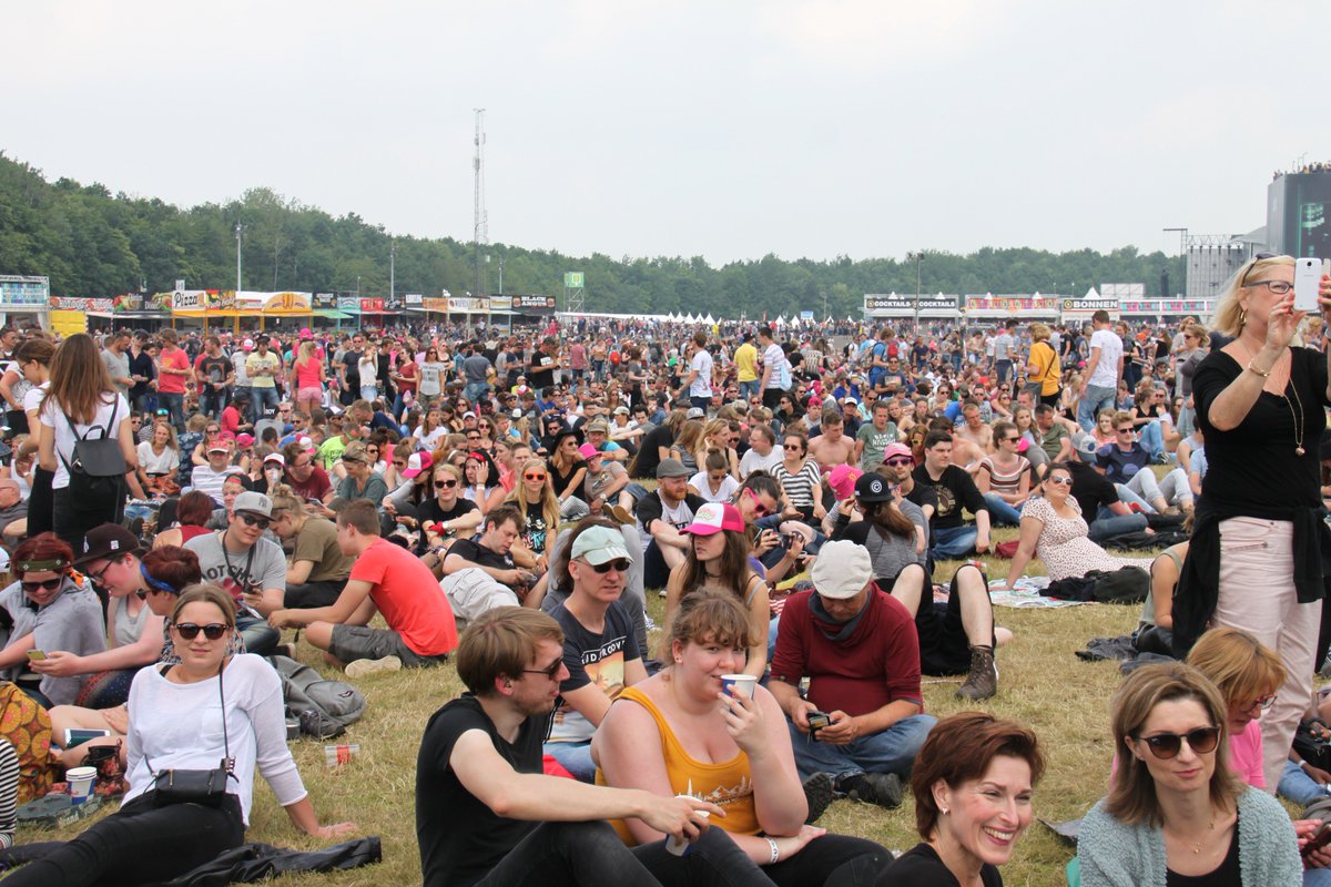 Het zonnetje schijnt nog, maar de buien zijn in aantocht. Deze mensen zitten er niet mee ;) #PP16 #Pinkpop