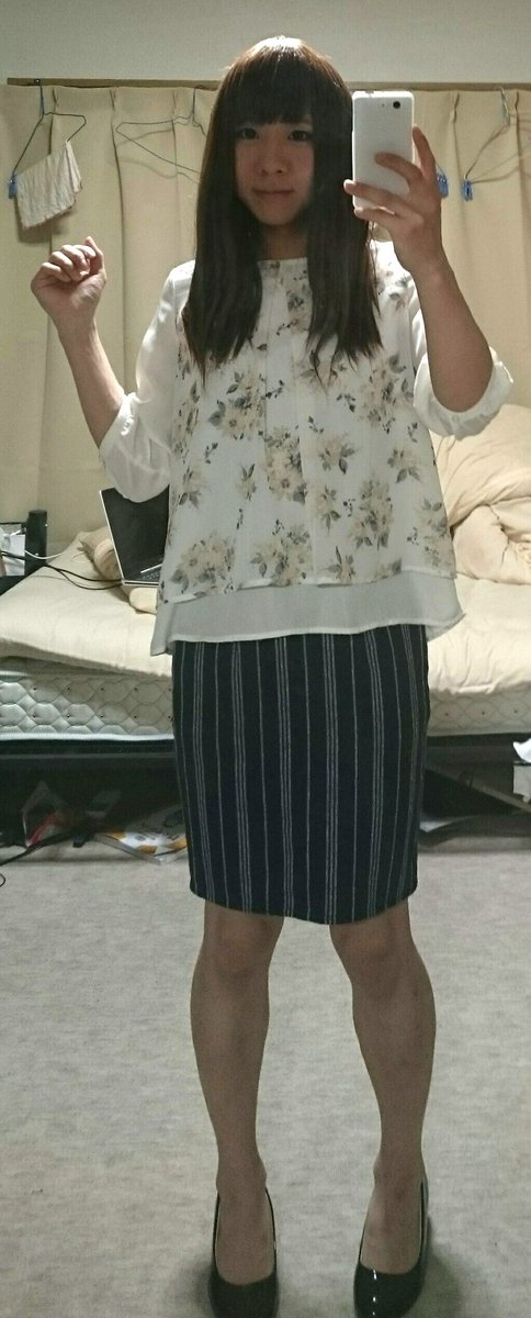 とな V Twitter 昨日の古着屋 実はこのトップスに 一目惚れして合わせるために 今風 のタイトスカートを 買いましたー 決めるまで男が レディースの所をグルグル 不審者だなぁ 服の組合せは難しいf あと ウィッグは頭が ポコッとするね