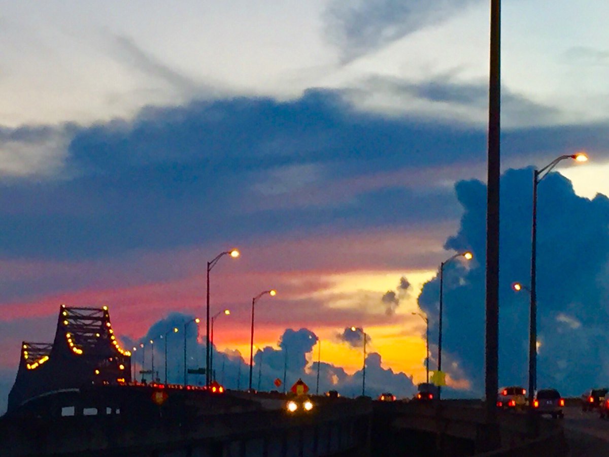 scottottcreativ's tweet photo. #beautiful #sunset tonight in #nola #CCC #clouds. #scottott #scottottcreative #graphicdesign https://t.co/1wqg5JrvSc