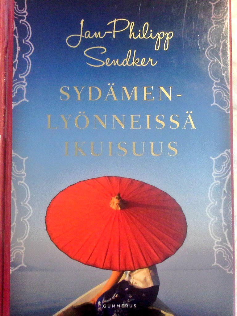 Minnkku's tweet photo. Paitsi hieno tarina, myös onnistunut #kirja'n kansikin.
#JanPhilippSendker  #Sydämenlyönneissäikuisuus #Gummerus https://t.co/2Fpy9E8ekk