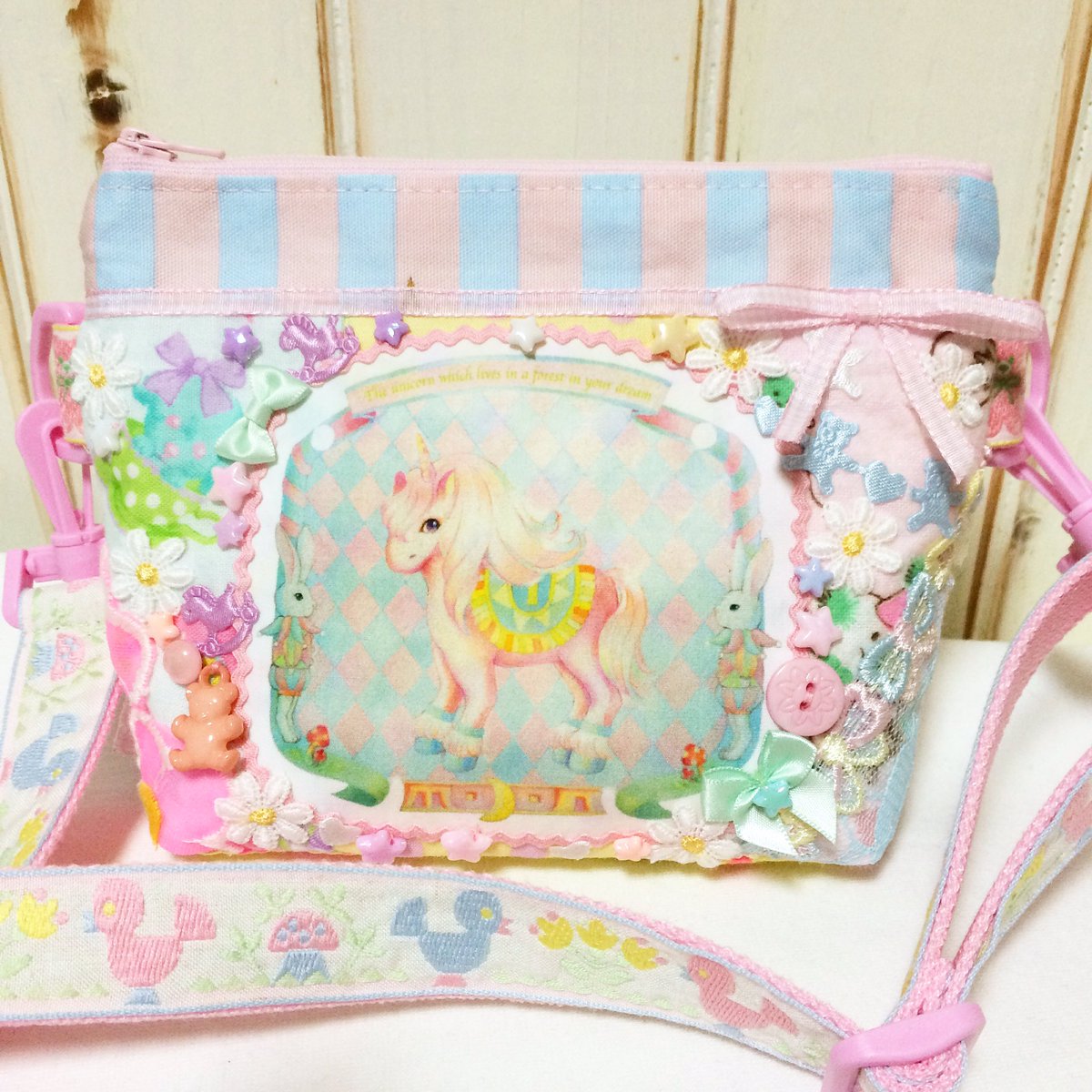 eteko_mako's tweet photo. もう1つユニコーン🦄
こちらもポシェットにもなるポーチです
#ポシェット #ハンドメイド #イラスト #ユニコーン #handmade #poshette #illustration #original #unicorn https://t.co/BzPOiAYn7O