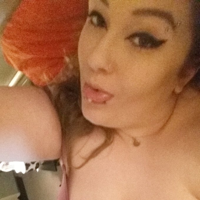 #CamgirlsBreakTheInternet https://t.co/IuthADyiG7<a href="/tag/camgirlsbreaktheinternet"class="tags">#CamgirlsBreakTheInternet</a>