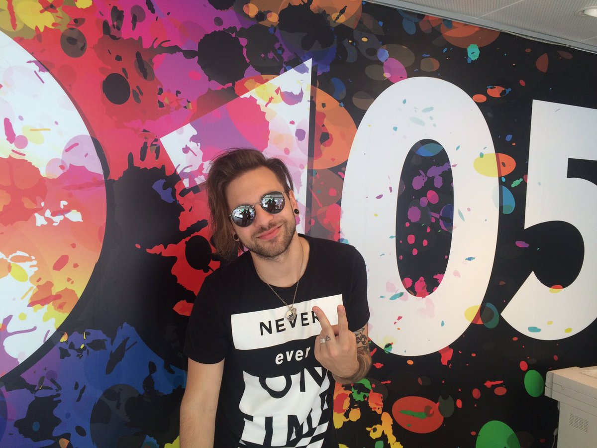 WARNERMUSICIT's tweet photo. Eccolo @alessiobernabei alla #TheColorRunGenova @Radio105! https://t.co/KIbbQD0wSa