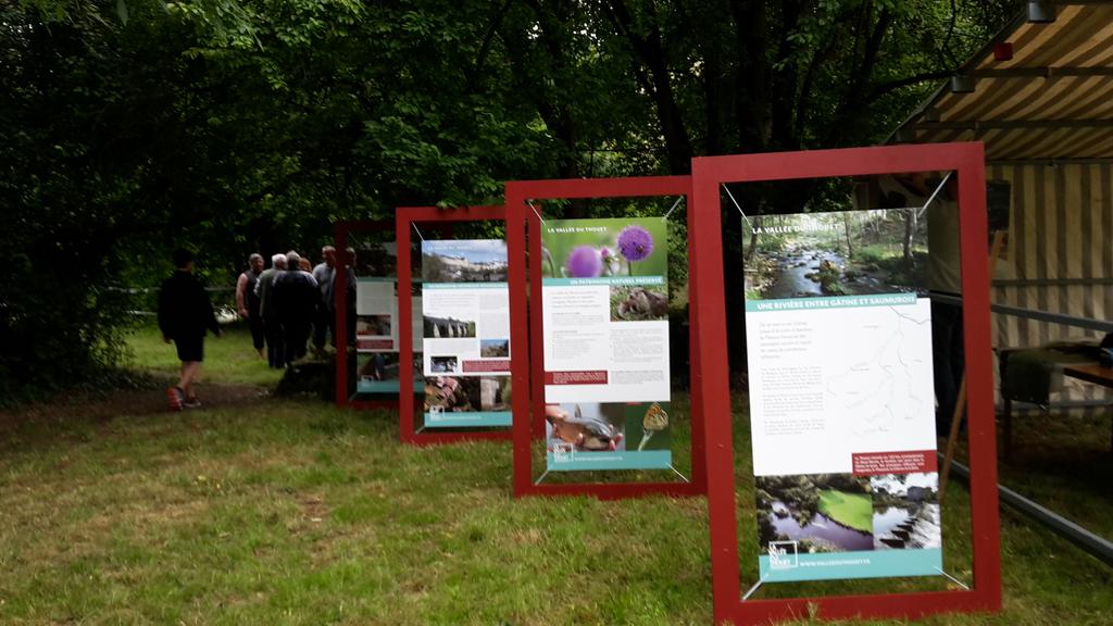 valleeduthouet's tweet photo. La #valléeduThouet présente sur la fête du nautisme #thouars . Voir la vallée autrement. Installations V. Jousseaume https://t.co/7nd86Yrb7C