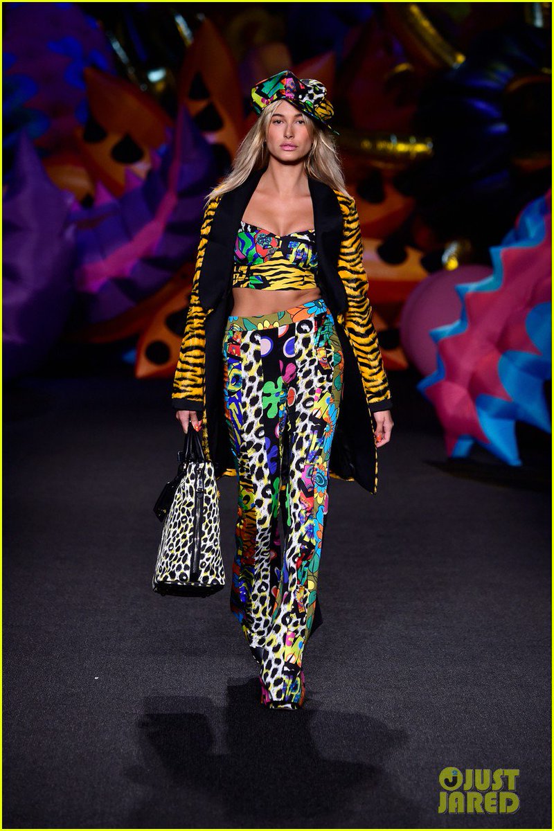 HQCelebrity1's tweet photo. #NEW | Hailey Baldwin ~ Moschino fashion show (10.06.2016) https://t.co/rfYv6OTlzT