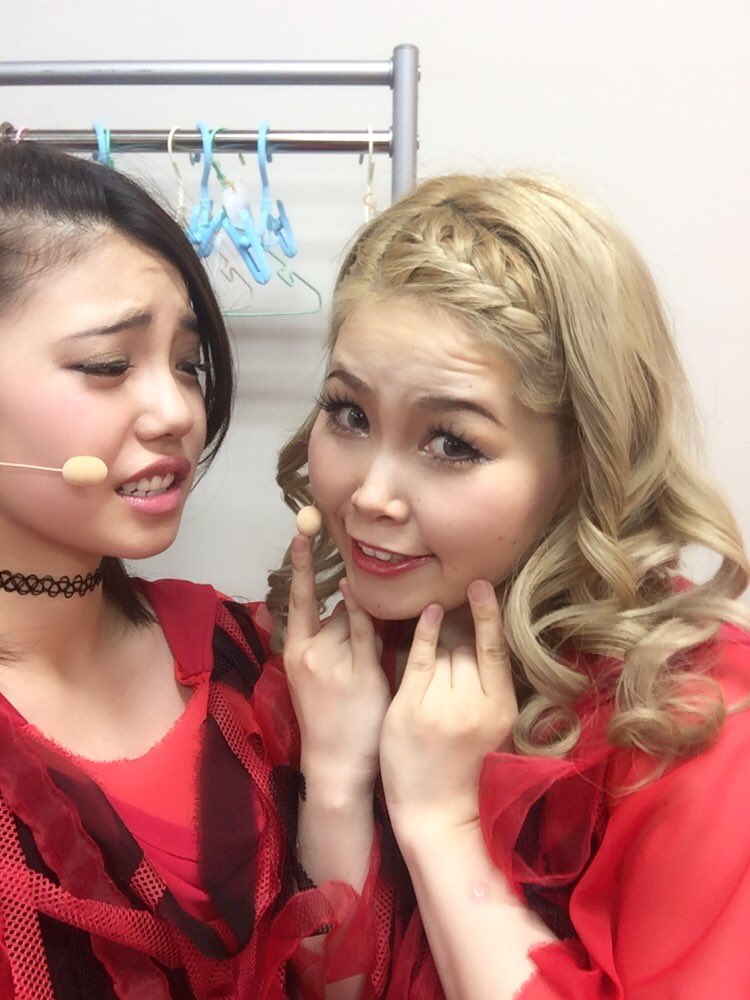 tsushimi_kumiko's tweet photo. 今回の公演でソロ1.2というセットの
ちゃこさんと♪💓
とっても優しくて面白いお姉さまです😊💕💕💕
(写真はぶりっ子×怒り顔モードのふたパターン、普通のsmileの3本立てです。笑)
#STANDINTHEWORLD
#SITW https://t.co/Y2F0omxobC