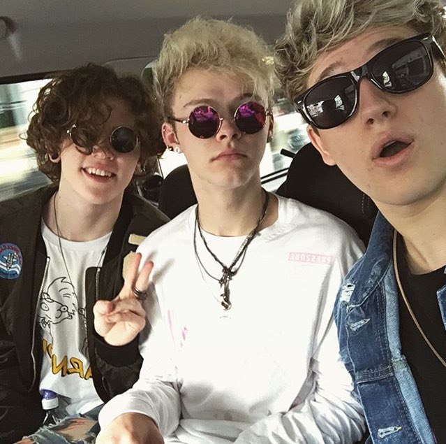 TheTideFran's tweet photo. #UPDATE 

Les derniers posts des garçons sur Instagram 
📷thetide

Ils sont beaux avec leurs lunettes 😻

-Ju https://t.co/S4iX35a9ro