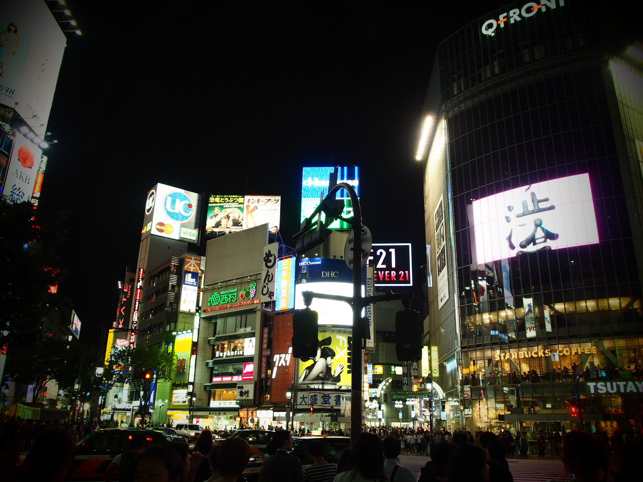 藤田 ニコル にこるん 渋谷の夜ってなんか独特な雰囲気で何かに溺れてる人生きるの楽しんでる人なんか色んな人がいて夜の渋谷の 顔と昼間の渋谷の顔が全然違くていつもスクランブル交差点歩く時なにかに引き込まれそうになるんだよなぁ不思議なところ 今日