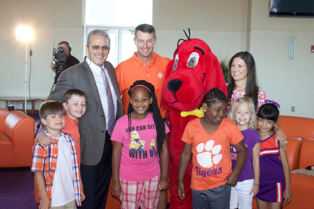 ScholasticEdu's tweet image. Dabo Swinney, Clifford &amp;amp; more teamed up to kick-off this 1st grade #summerreading program &amp;gt;&amp;gt; bit.ly/1RZtjdf