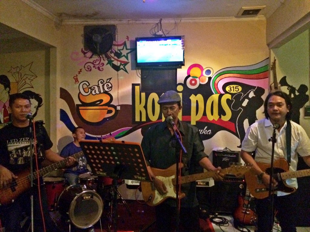 LIVE at Kopi Pas! #nowplaying Beatplus - Eight Days A Week