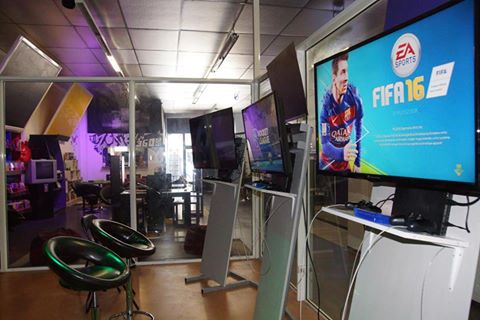 Zone360vr's tweet photo. En ce début de l'EURO 2016, venez vous aussi affronter vos amis sur FIFA 16 à la Zone 360 !! #zone360 #Geek #EURO https://t.co/MDYL8XO2oQ