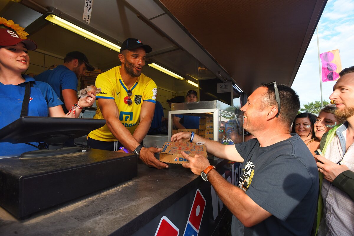 Dominos_UK's tweet photo. Check out ex @England GK @jamosfoundation serving festival goers some tasty treats at @IsleOfWightFest #DominosIOW https://t.co/kZGSbvyKWE
