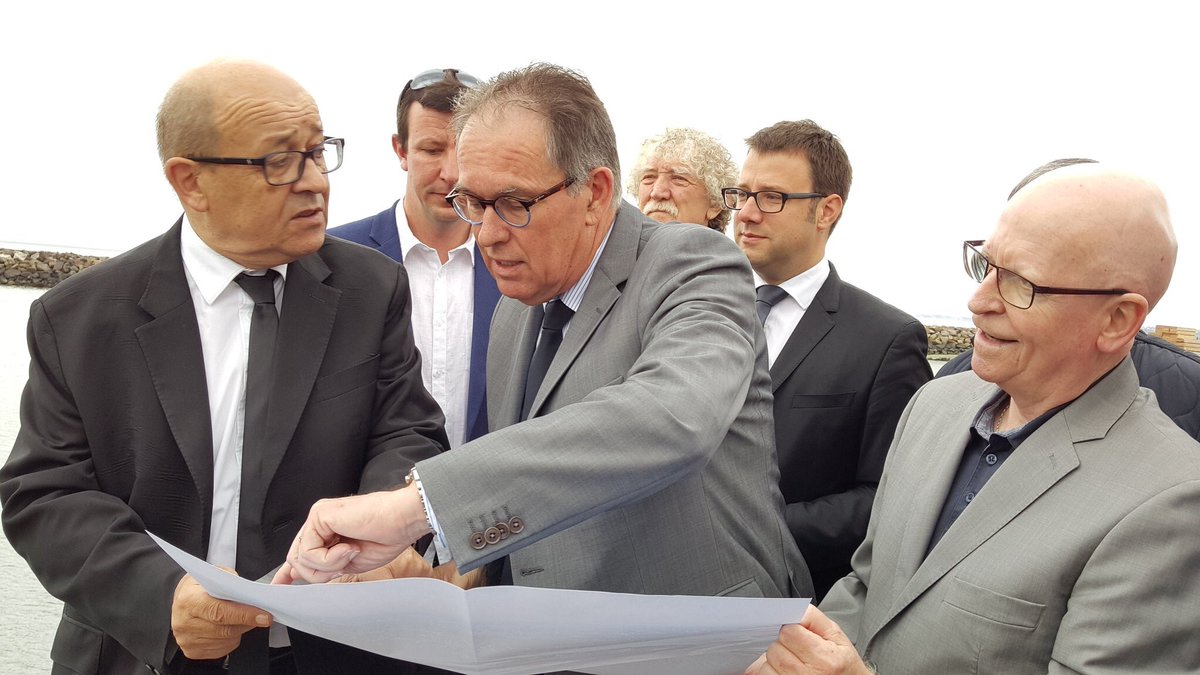 Au Légué, Le Drian et <a href="/AlainCadec/">Alain Cadec</a> scellent un accord gagnant-gagnant sur la carte portuaire. bretagne.bzh/jcms/prod_3318…