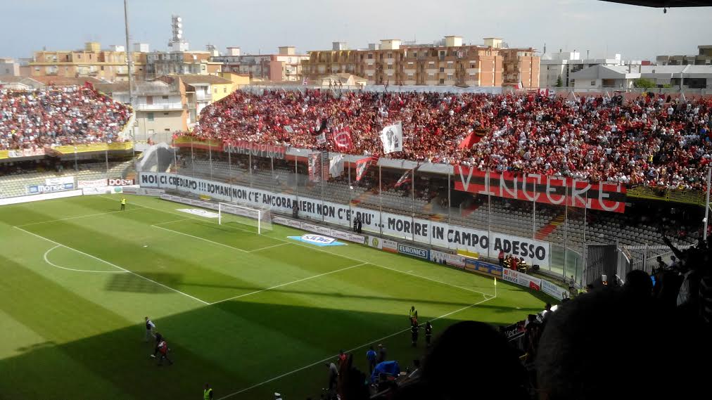 FoggiaCittaAper's tweet photo. #FoggiaPisa "NOI CI CREDIAMO!DOMANI NON C'E' ANCORA.IERI NON C'E' PIU'MORIRE IN CAMPO ADESSO https://t.co/zCZ4VsJW6v https://t.co/Ph3rpdo0PB
