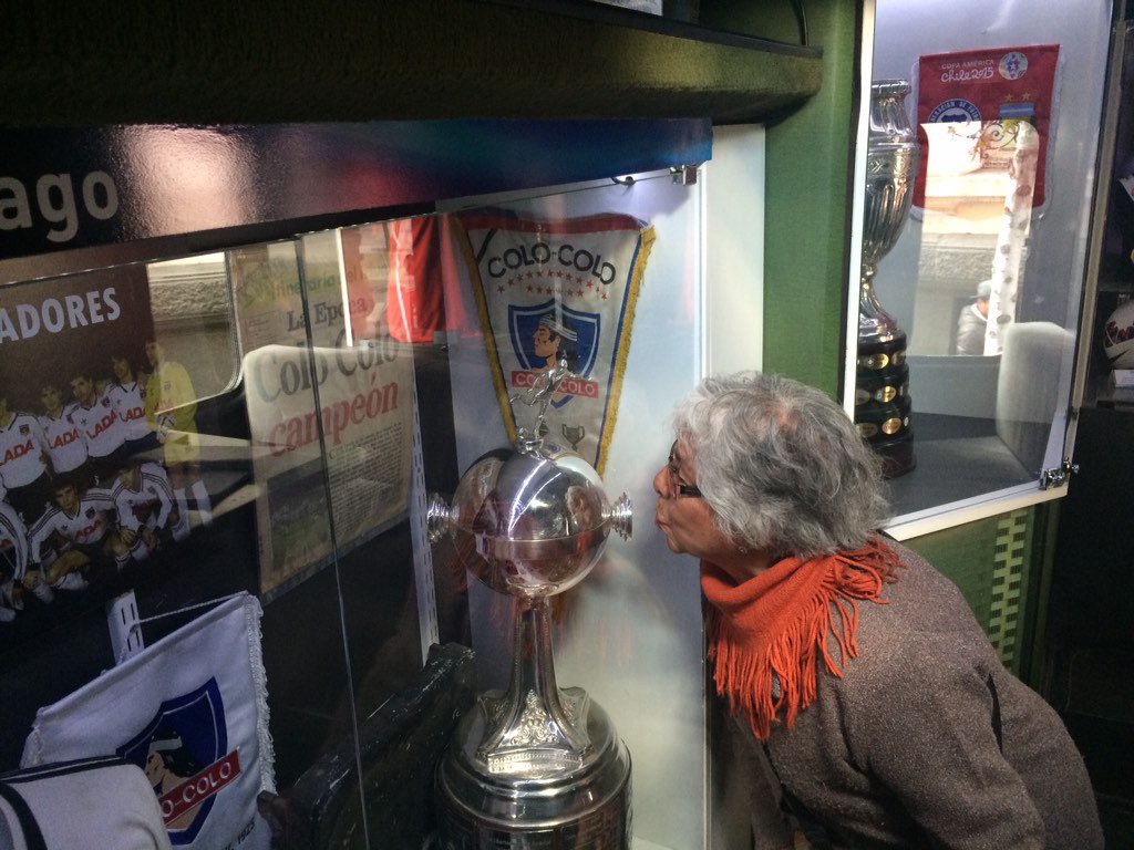 mitfumu's tweet photo. Museo de amores eternos. La devoción por el club se lleva hasta el final del camino. #culturagratis #BusMuseoDIRECTV https://t.co/HuE1PIsDna